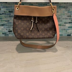 Louis Vuitton Authentic Handbag comes with duster bag